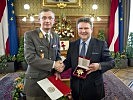 Landeshauptmann Michael Ludwig übergibt das "Goldene Ehrenzeichen für Verdienste um das Land Wien" an Brigadier Kurt Wagner.