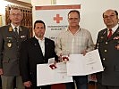 Die Blutspender Wilfried Knaus und Roland Filipp mit ihren Auszeichnungen.