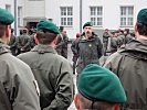 Der Kommandant des Jägerbataillons Wien 1, Oberst Koroknai, spricht zu den Soldaten.