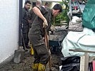 In Uttendorf im Bezirk Zell am See unterstützen Soldaten die zivilen Einsatzkräfte bei den Aufräumarbeiten.
