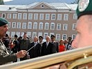 Die Bundeshymne wird von der Militärmusik Salzburg gespielt.