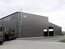 Bei der Halle handelt es sich um eine überdachte und geschützte Lagerfläche für ca. 270 Container und das Feldlagersystem "COLPRO".