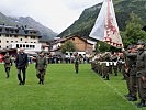 Der Vizepräsident des Tiroler Landtages und Bürgermeister von Galtür, Anton Mattle, schreitet gemeinsam mit dem Tiroler Militärkommandanten, Generalmajor Herbert Bauer, die Front der angetretenen Soldaten ab.