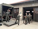 Soldaten des Jägerbataillons Kärnten verladen die LKWs für die Übung.