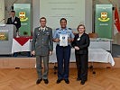 Übergabe der Zertifikate durch den Kommandanten der Landesverteidigungsakademie, Generalleutnant Erich Csitkovits.