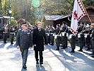 Landeshauptmann Günther Platter und Militärkommandant Generalmajor Herbert Bauer schreiten zu Beginn des Festaktes die Front der Ehrenformation ab.