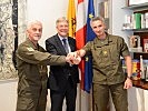 Militärkommandant Brigadier Walter Gitschthaler und Landeshauptmann Peter Kaiser wünschen Lekas alles Gute für seine neuen Aufgaben.