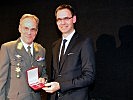Der Landeshauptmann überreicht das Silberne Verdienstzeichen des Landes Vorarlberg an den Militärkommandanten.