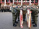 Diese Soldaten sprechen das Treuegelöbnis an den Insignien des Militärkommandos Vorarlberg.