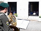 Kleine Ensembles der Militärmusik spielen zur Unterhaltung vor Seniorenheimen.
