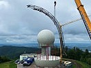 Die Radarstation erhält eine neue Antenne und ein neues Radom.
