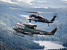 Ein AB-212-Hubschrauber und ein S-70 "Black Hawk" im Anflug.