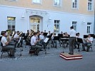 Wachtmeister Johannes Stross mit der kleinen Harmonie der Militärmusik Vorarlberg.