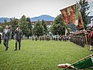 Der Tiroler Militärkommandant Brigadier Mag. (FH) Mag. Ingo Gstrein und Landesrat Johannes Tratter schreiten gemeinsam die Front der angetretenen Soldaten ab.