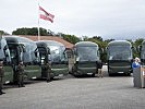 Die sechs neuen Reisebusse wurden in der Maria Theresien-Kaserne übergeben.