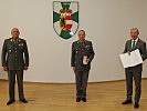 Der Salzburger Militärkommandant, Brigadier Anton Waldner (l.) und der Landeshauptmann von Salzburg, Wilfried Hauslauer, nahmen die Auszeichnungen vor.