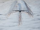 Eine C-130 "Hercules"-Transportmaschine stößt Täuschkörper - "Flares" - aus.