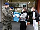 Soldaten übergeben den Impfstoff in Graz.