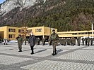 Nationalrat Gahr und der stellvertretende Militärkommandant von Tirol, Oberst Pfeifer schreiten in Innsbruck die Front ab.