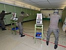 Drei Soldaten können in der Indoor-Schießanlage gleichzeitig nebeneinander schießen.