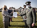 Verteidigungsministerin Tanner: "Ich gratuliere den Soldatinnen und Soldaten herzlich zum Abschluss und somit zum Dienstgrad Wachtmeister".