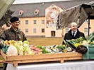 Militärkommandant Muhr und Landesrat Hiegelsberger freuen sich über Frischware.