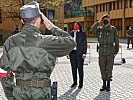 Die Abgeordnete zum Nationalrat, Selma Yildrim, und der stellvertretende Militärkommandant von Tirol, Oberst Gerhard Pfeifer, bezeugten das Gelöbnis von 180 Soldaten in Innsbruck.