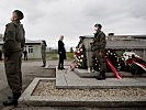Verteidigungsministerin Klaudia Tanner legte einen Kranz am Sarkophag der KZ-Gedenkstätte Mauthausen nieder.