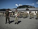 Der Tiroler Militärkommandant, l., dankt der Kompanie für den Einsatz.