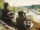 1991: Soldaten beobachten den Grenzübergang Spielfeld.