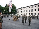 Abschreiten der Front: Ehrenbezeugung vor der Insignie des Aufklärungs- und Artilleriebataillons 7.