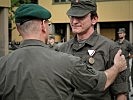 Der stellvertretende Kompaniekommandant wird vom Tiroler Militärkommandanten mit der Einsatzmedaille ausgezeichnet.