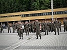 Der Tiroler Militärkommandant dankt der Kompanie mit einer Auszeichnung für ihren Einsatz.