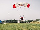 Fallschirmspringer bei der Landung.