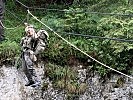 Eine Mutprobe stellt für die Soldaten das Überwinden von Gewässern und Schluchten am Seilsteg dar.