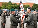 Militärkommandant Brigadier Kurt Wagner, r., übergibt Oberstleutnant Markus Hornof die Fahne des Bataillons.