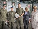 Generalmajor Hameseder verlieh den Sonderpreis des Miliz-Beauftragten an die TÜV AUSTRIA Akademie.