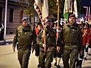 Der Insignientrupp des Militärkommandos Tirol beim Einmarsch auf den Landhausplatz in Innsbruck.
