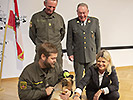 Ministerin Tanner mit dem Covid-Hund "Fantasy Forever vom Seetalblick"und seinem Hundeführer.