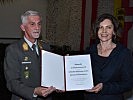 Brigadier Gitschthaler überreichte die Partnerschaftsurkunde an Ursula Cerne.