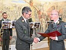 Überreichung der Urkunde an den Präsidenten der Offiziersgesellschaft Vorarlberg.