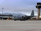 Die C-130 "Hercules" landete mit militärischer Pünktlichkeit am Salzburger Flughafen.