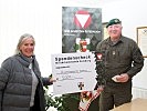 Oberst Günther Gann überreicht die Spende an Heide Janik, die Obfrau der Salzburger Kinderkrebshilfe.