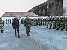Der Tiroler Militärkommandant und der Bürgermeister von Landeck schreiten die Front ab.