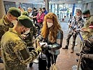 Soldaten unterstützen am Flughafen die Exekutive bei der Einreisekontrolle.