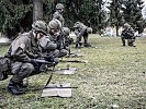 Beim Ausbildungsthema "Waffen- und Schießdienst" erlernen die Soldaten den Umgang mit dem Sturmgewehr 77.