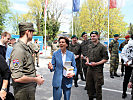 Landtagspräsidentin Pallauf überreichte den Soldatinnen und Soldaten als kleines Dankeschön eine süße Überraschung.