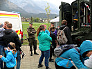 Die Besucher zeigten sich trotz Regens interessiert in den Leistungen des Bundesheeres und vor allem der gepanzerten Fahrzeuge.