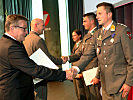 Landeshauptmann Günther Platter gratulierte den jungen Berufssoldaten zur abgeschlossenen Ausbildung und bedankte sich für den Einsatz in Tirol.