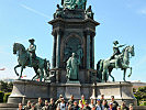 Die Marschteilnehmer vor dem Maria-Theresien-Denkmal.